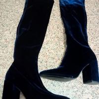 Stivali in velluto blu sopra il ginocchio