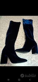 Stivali in velluto blu sopra il ginocchio