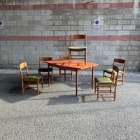 TAVOLO ALLUNGABILE  E SEI SEDIE VINTAGE IN QUERCIA