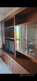 credenza in legno scuro con vetrine 