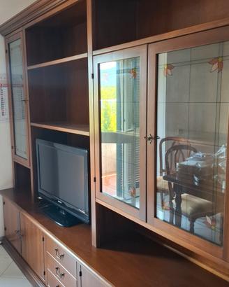 credenza in legno scuro con vetrine 