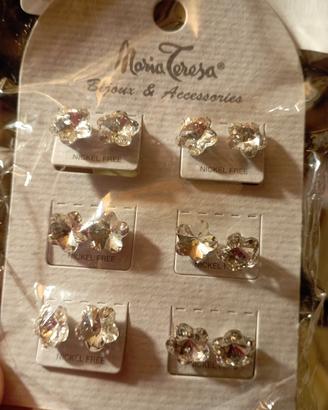 set di orecchini a forma di fiore