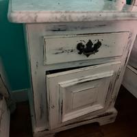 Comodino shabby con marmo