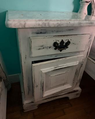 Comodino shabby con marmo