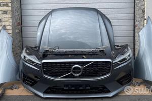 VOLVO x Lampada musata con cofano e paraurti compl