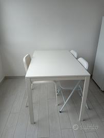 Tavolo bianco con 3 sedie