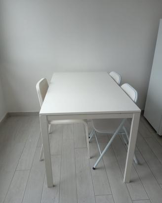 Tavolo bianco con 3 sedie