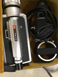 Cinepresa da usare anche su cavalletto.