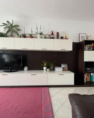 Parete attrezzata salotto con boiserie