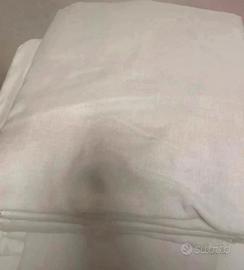 Tenda colore bianco sporco con fettuccia e ganci