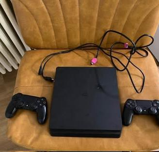 Ps4 slim 1 terabyte + 2 controller  + visore vr1