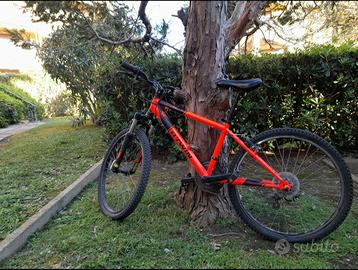 mountain bike b-twin arancione usata