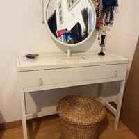 Toeletta trucco con specchio Ikea