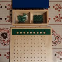 Tavola della divisione Montessori in legno