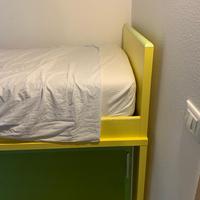 letto giallo con mobile