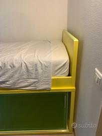 letto giallo con mobile
