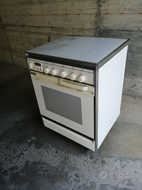 Cucina a gas con 4 fuochi e forno a gas