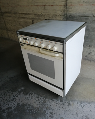 Cucina a gas con 4 fuochi e forno a gas