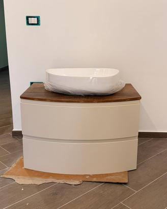 Mobile da bagno con pianale in legno e lavabo