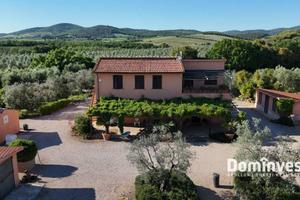 Rustico / Casale di 299 m² con più di 5 locali a C