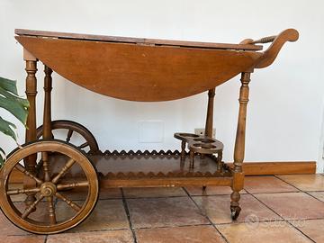 Carrello portavivande e bottiglie