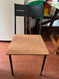 Coppia di sedie con schienale sagomato