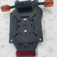 portatarga moto con frecce e catarifrangente 