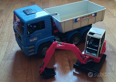 Camion ed escavatore (modellini in grande scala)