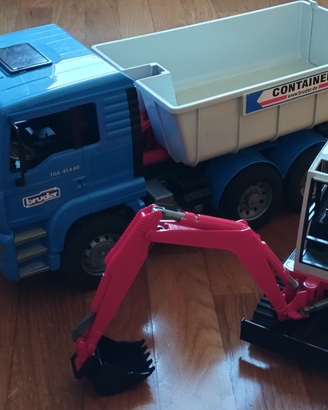 Camion ed escavatore (modellini in grande scala)