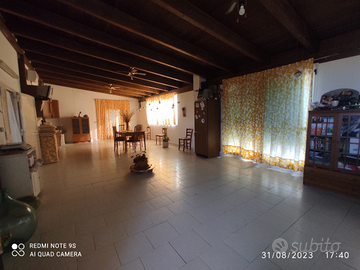 Abitazione e capannoni in periferia