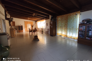 Abitazione e capannoni in periferia