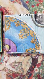 Foulard di Versace e Cartier per donna