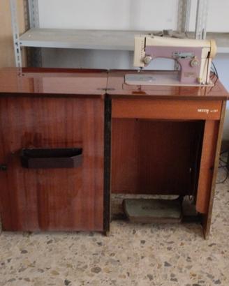 Macchina da cucire Necchi mod, 267 a pedale 