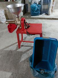 Passapomodoro: Macchina per la passata di pomodoro