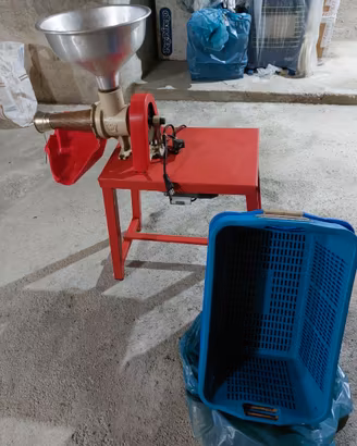 Passapomodoro: Macchina per la passata di pomodoro