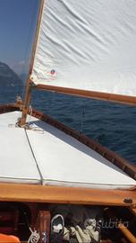 Barca a vela in legno