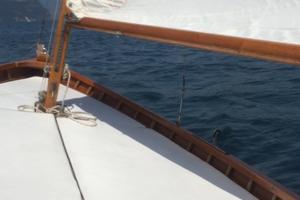 Barca a vela in legno