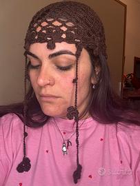 Cappello a rete marrone con fiori uncinetto