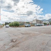 Capannone con spazio esterno in Viale Aiace