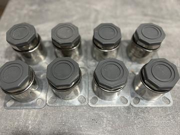 Piedi regolabili in acciaio