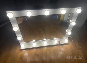 Specchio da trucco con luci LED