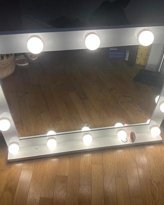 Specchio da trucco con luci LED