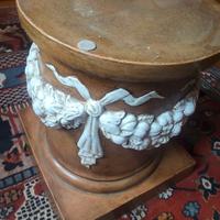 base in ceramica realizzata in in rilievo a mano 