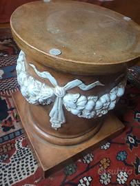 base in ceramica realizzata in in rilievo a mano 