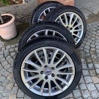 Cerchi in lega con pneumatici