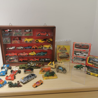 Modellini vintage in vetrina di legno