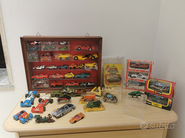 Modellini vintage in vetrina di legno