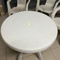 Tavolo e sedie bianchi in plastica