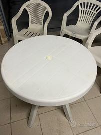 Tavolo e sedie bianchi in plastica