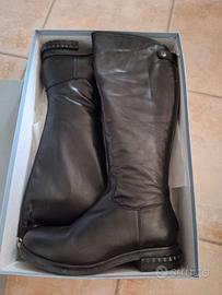 Stivali di pelle nuovi